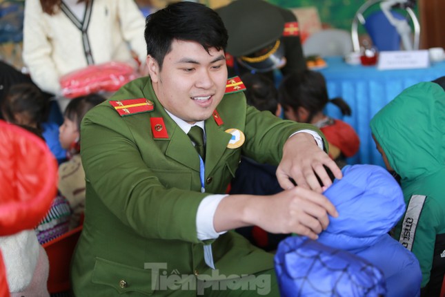 Đoàn thanh niên công an tỉnh Sơn La mang áo ấm tặng trẻ vùng cao ảnh 2