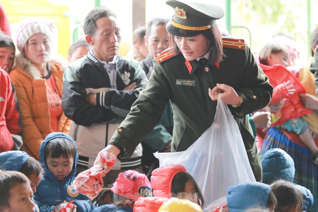 Đoàn thanh niên công an tỉnh Sơn La mang áo ấm tặng trẻ vùng cao ảnh 4