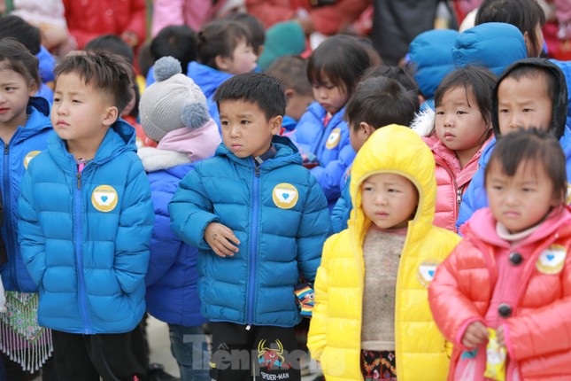 Đoàn thanh niên công an tỉnh Sơn La mang áo ấm tặng trẻ vùng cao ảnh 13