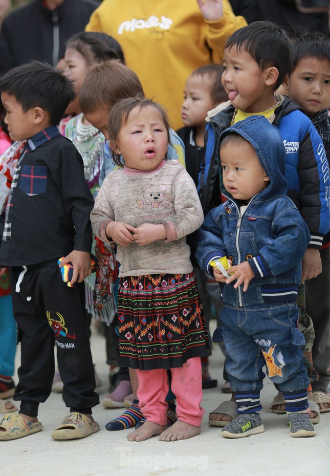 Đoàn thanh niên công an tỉnh Sơn La mang áo ấm tặng trẻ vùng cao ảnh 14