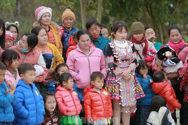 Đoàn thanh niên công an tỉnh Sơn La mang áo ấm tặng trẻ vùng cao ảnh 3