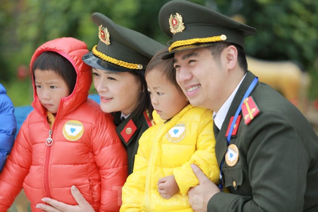 Đoàn thanh niên công an tỉnh Sơn La mang áo ấm tặng trẻ vùng cao ảnh 6