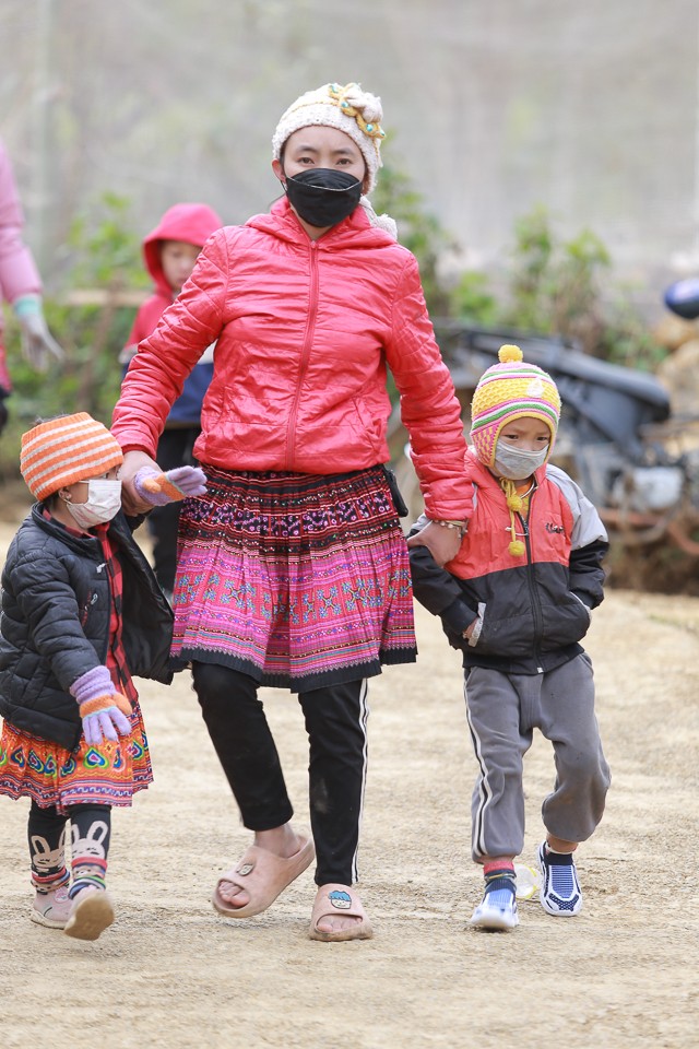 Đoàn thanh niên công an tỉnh Sơn La mang áo ấm tặng trẻ vùng cao ảnh 12