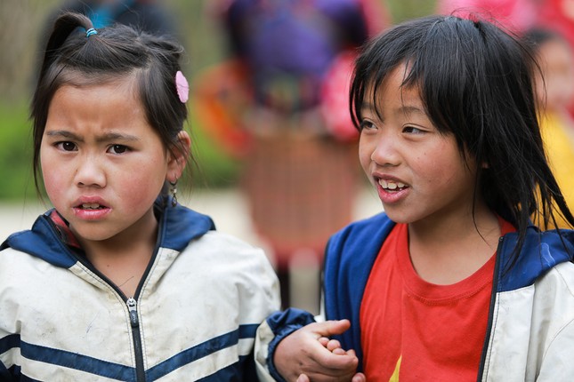 Đoàn thanh niên công an tỉnh Sơn La mang áo ấm tặng trẻ vùng cao ảnh 8
