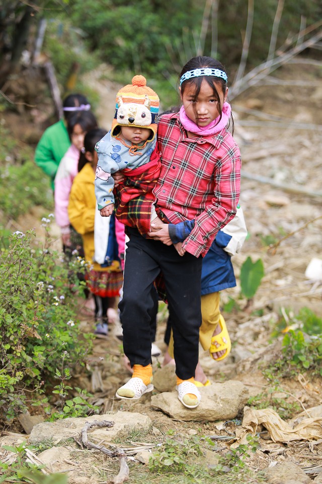 Đoàn thanh niên công an tỉnh Sơn La mang áo ấm tặng trẻ vùng cao ảnh 10
