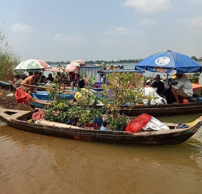 Ngăn chặn 35 người từ Campuchia vượt sông nhập cảnh trái phép ảnh 2