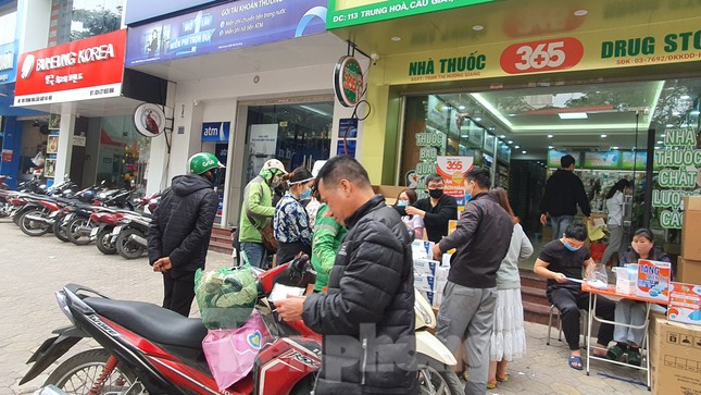 Một nhà thuốc tại Hà Nội phát 50 nghìn khẩu trang miễn phí cho người đi đường ảnh 5