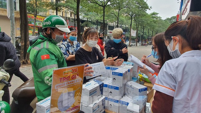 Một nhà thuốc tại Hà Nội phát 50 nghìn khẩu trang miễn phí cho người đi đường ảnh 4