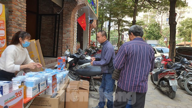 Một nhà thuốc tại Hà Nội phát 50 nghìn khẩu trang miễn phí cho người đi đường ảnh 3