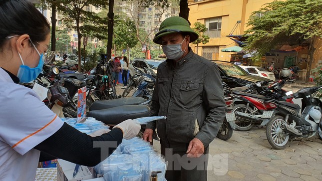 Một nhà thuốc tại Hà Nội phát 50 nghìn khẩu trang miễn phí cho người đi đường ảnh 2