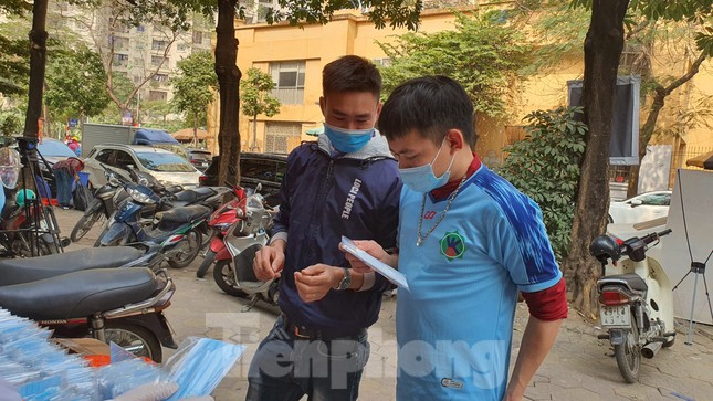 Một nhà thuốc tại Hà Nội phát 50 nghìn khẩu trang miễn phí cho người đi đường ảnh 6