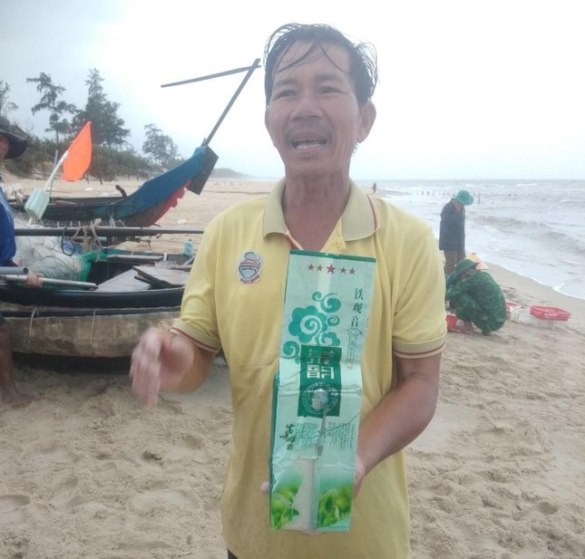 Phát hiện nhiều gói trà chứa tinh thể nghi ma túy dạt vào bãi biển Quảng Trị ảnh 1