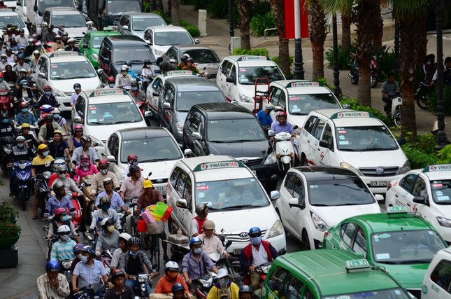Giám đốc Sở Giao thông nói gì về việc lắp 34 cổng thu phí ô tô vào TPHCM? ảnh 2