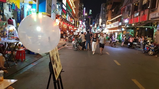 ‘Đóng cửa’ các hàng quán bán bóng cười, lấn chiếm phố đi bộ Bùi Viện ảnh 1