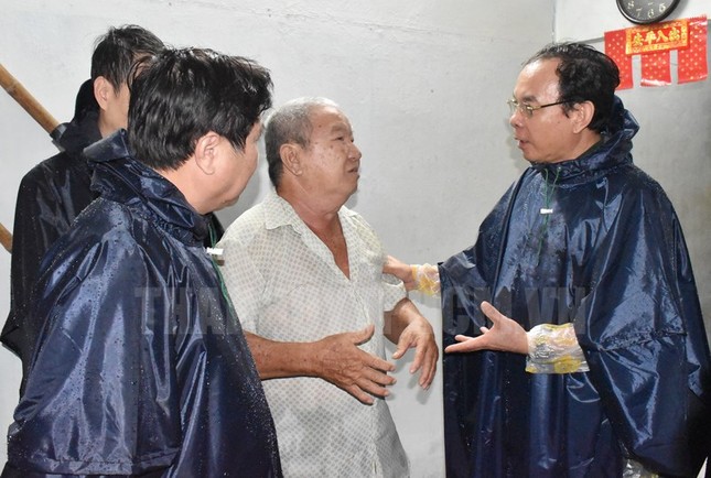 Tân Bí thư Thành ủy TPHCM Nguyễn Văn Nên dầm mưa tìm kế chống ngập ảnh 2
