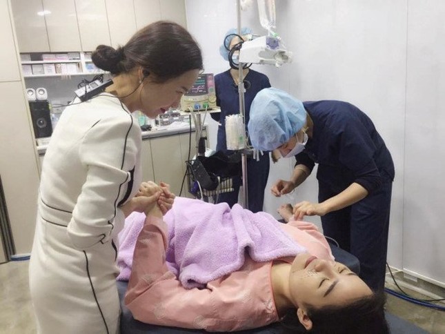 Quế Vân công khai ảnh phẫu thuật toàn bộ gương mặt ở Hàn Quốc ảnh 2