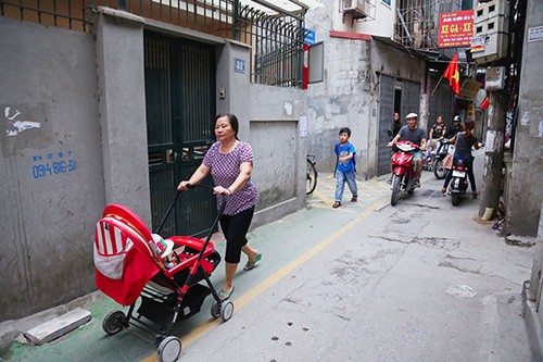 Làn đường ưu tiên cho trẻ đi bộ đầu tiên ở Hà Nội ảnh 1