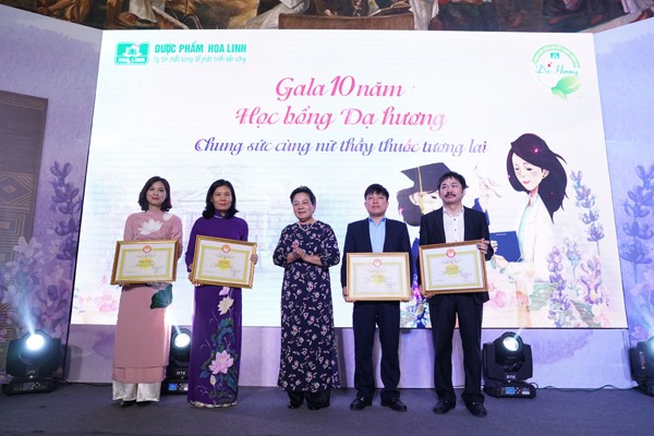 10 tỷ đồng Học bổng Dạ hương - Chung sức cùng nữ thầy thuốc tương lai ảnh 2