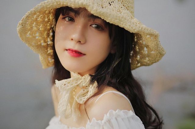 'Hot girl hờn dỗi' và phản ứng 'diễn sâu' gặp máy ảnh gây sốt mạng ảnh 1