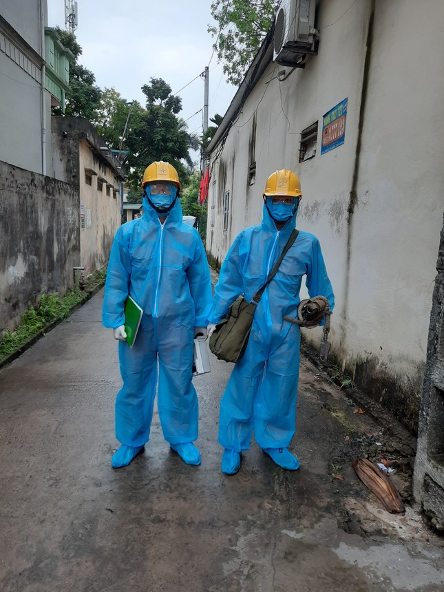 EVNHANOI triển khai các phương án đảm bảo điện tại ổ dịch thôn Hạ Lôi ảnh 1