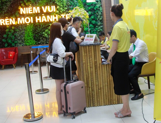 Ngồi chờ xe xuất bến, khách sử dụng cafe, trái cây miễn phí ảnh 1