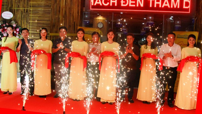 Ngồi chờ xe xuất bến, khách sử dụng cafe, trái cây miễn phí ảnh 3
