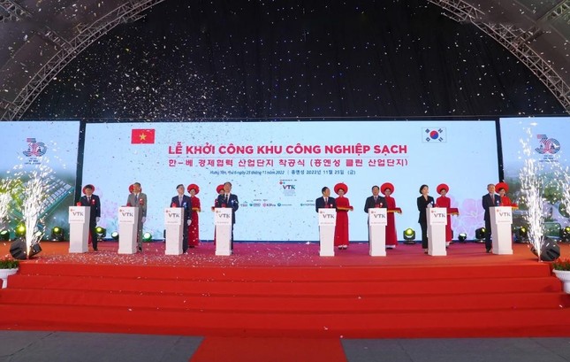 Các đại biểu tham dự thực hiện nghi thức bấm nút Khởi công dự án đầu tư xây dựng Khu Công nghiệp sạch tỉnh Hưng Yên
