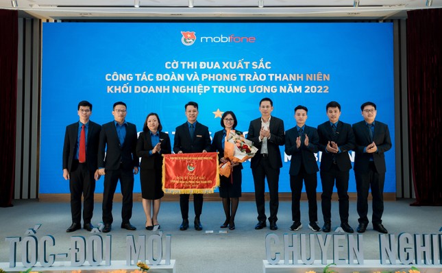 Đoàn MobiFone nhận Cờ thi đua xuất sắc công tác Đoàn và phong trào thanh niên năm 2022 ảnh 1