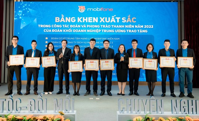Đoàn MobiFone nhận Cờ thi đua xuất sắc công tác Đoàn và phong trào thanh niên năm 2022 ảnh 2