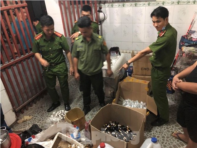 Đột kích xưởng sản xuất dung dịch chống khuẩn giả ở Bình Dương ảnh 2