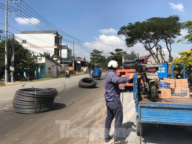 8 cuộn sắt lao từ container xuống đường đè bẹp xe máy đang lưu thông ảnh 3