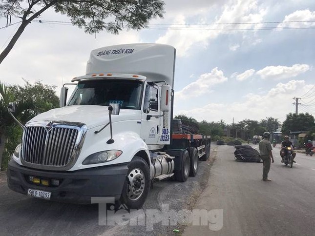 8 cuộn sắt lao từ container xuống đường đè bẹp xe máy đang lưu thông ảnh 1