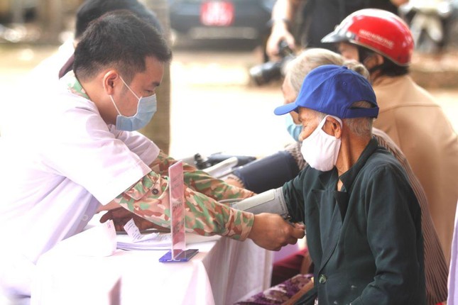 Khám bệnh, phát thuốc và trao quà cho người dân vùng biên giới tại Bình Phước ảnh 5
