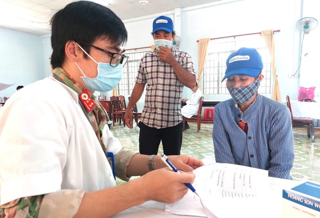 Khám bệnh, phát thuốc và trao quà cho người dân vùng biên giới tại Bình Phước ảnh 6