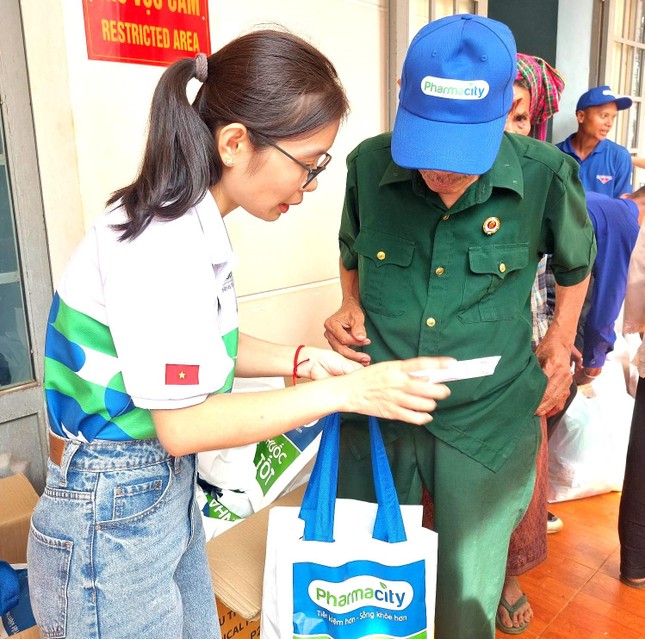 Khám bệnh, phát thuốc và trao quà cho người dân vùng biên giới tại Bình Phước ảnh 7