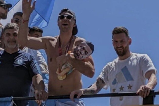 Thủ môn Argentina gặp rắc rối vì hành động khiếm nhã sau chung kết World Cup ảnh 2
