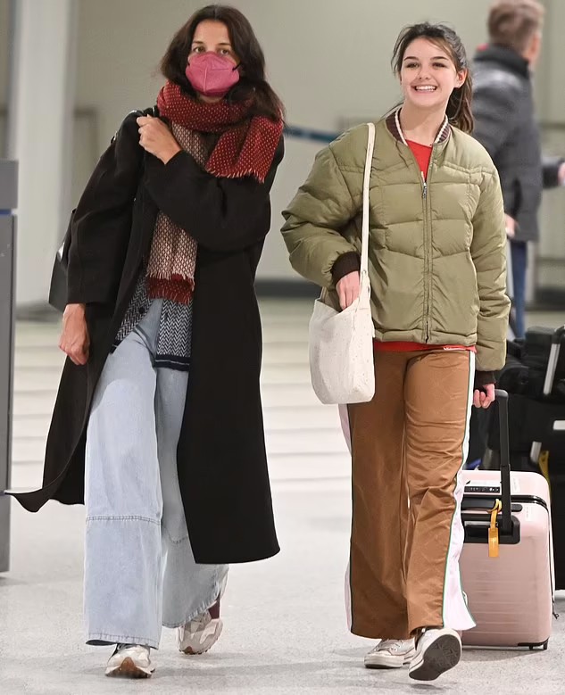 Suri Cruise ở tuổi 16 ảnh 1