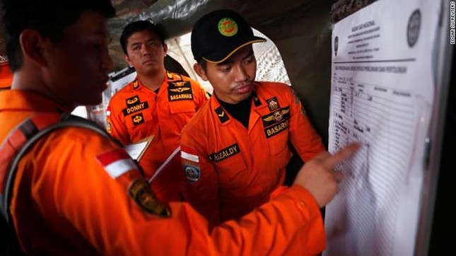 Công tác cứu hộ máy bay tại Indonesia bước sang ngày thứ hai ảnh 6