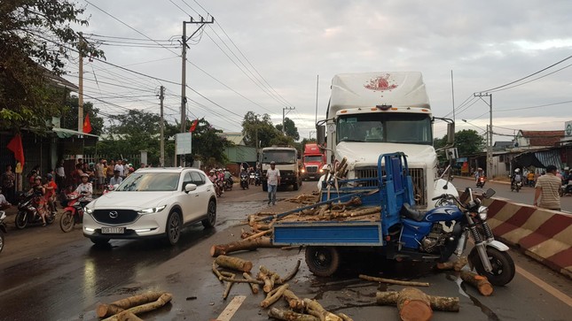 Mất lái trước đầu xe container, tài xế ba gác chết thảm ảnh 1