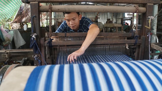 Bên trong làng nghề dệt khăn rằn trăm tuổi ở xứ cù lao ảnh 11