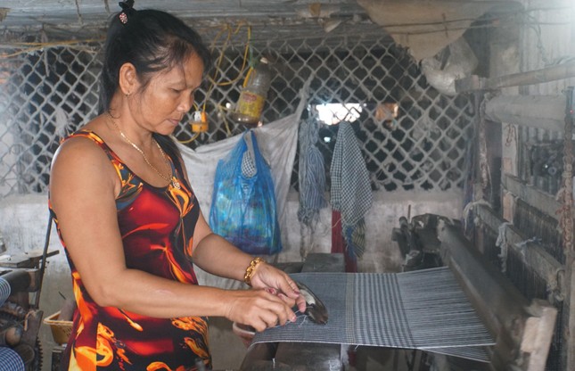 Bên trong làng nghề dệt khăn rằn trăm tuổi ở xứ cù lao ảnh 9