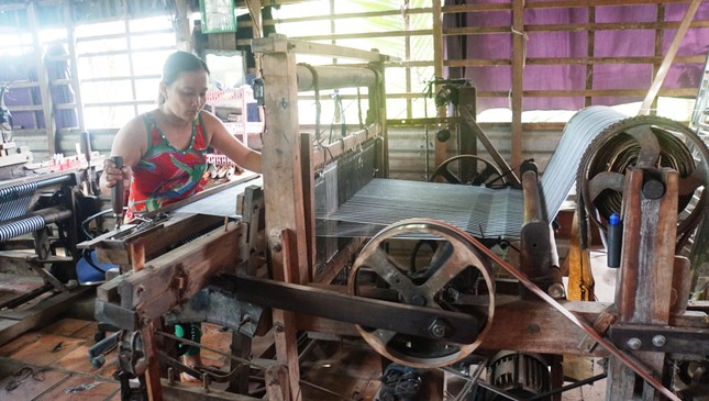 Bên trong làng nghề dệt khăn rằn trăm tuổi ở xứ cù lao ảnh 10