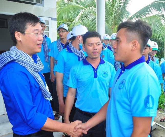 Bí thư thứ nhất Trung ương Đoàn thăm sinh viên tình nguyện Bạc Liêu và Đồng Tháp ảnh 2
