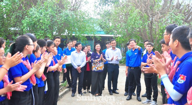 Bí thư thứ nhất Trung ương Đoàn thăm sinh viên tình nguyện Bạc Liêu và Đồng Tháp ảnh 7