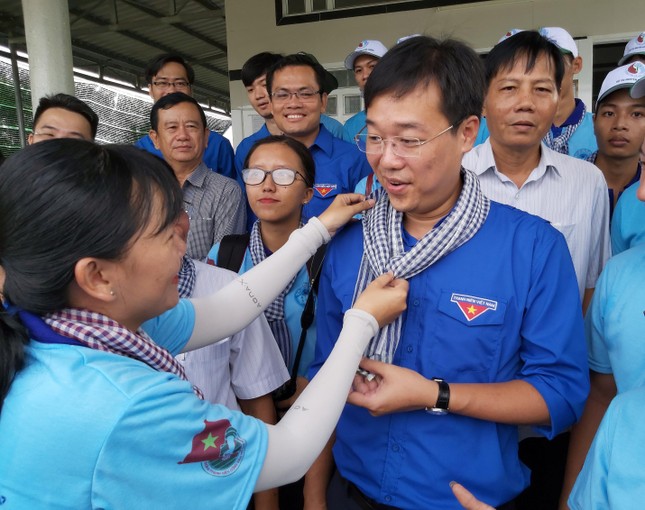 Bí thư thứ nhất Trung ương Đoàn thăm sinh viên tình nguyện Bạc Liêu và Đồng Tháp ảnh 5