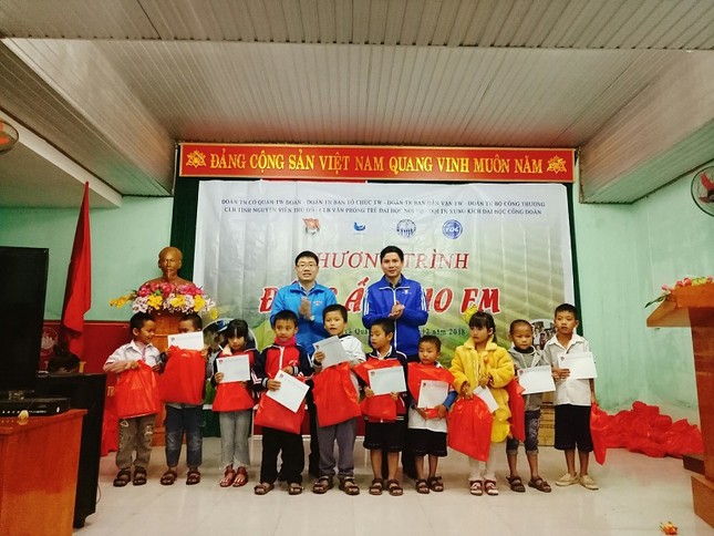 Trung ương Đoàn mang hơi ấm đến học sinh nghèo Quảng Bình ảnh 1
