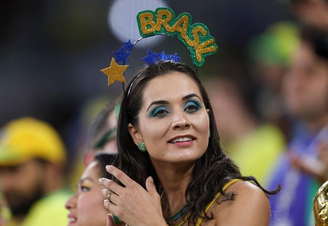Không thể rời mắt trước nhan sắc các CĐV nữ Brazil trên khán đài World Cup 2022 - Ảnh 2.