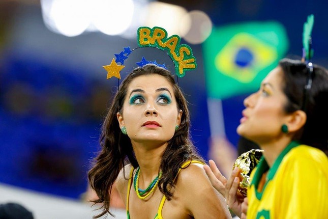 Không thể rời mắt trước nhan sắc các CĐV nữ Brazil trên khán đài World Cup 2022 - Ảnh 3.