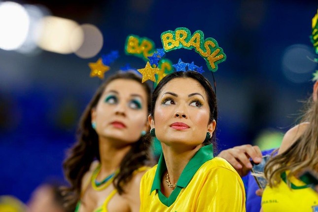 Không thể rời mắt trước nhan sắc các CĐV nữ Brazil trên khán đài World Cup 2022 - Ảnh 4.