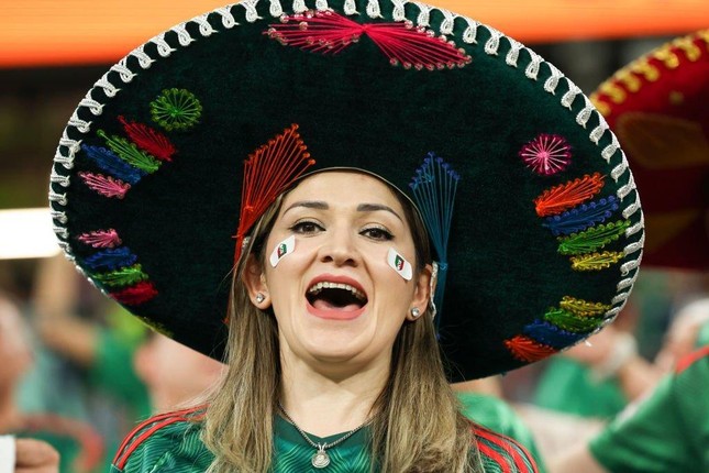 Vẻ đẹp tuyệt mỹ của các CĐV nữ Mexico tại World Cup 2022 - Ảnh 15.